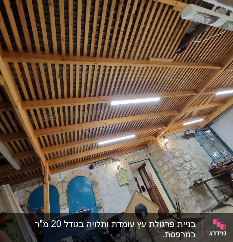 תקרה מעץ עם תאורה, חלק מגינה או חצר